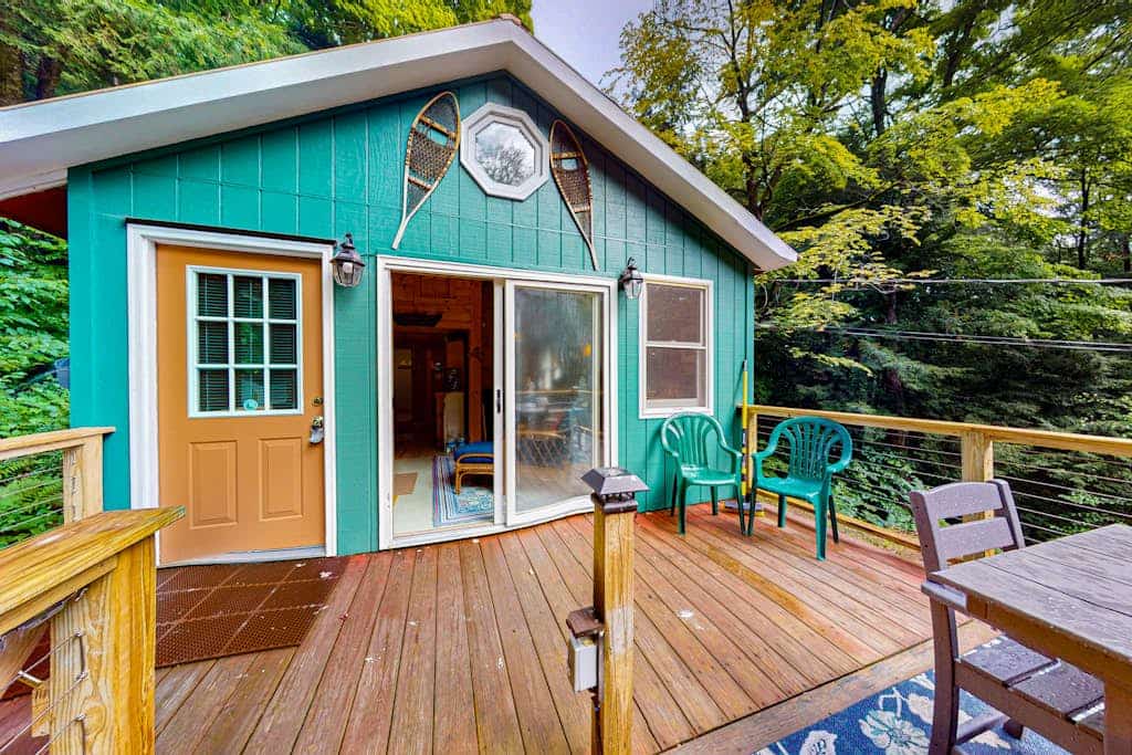 Gorgeous cabin with Pack 'n Play, private dock, lovely deck, firepit, wood stove