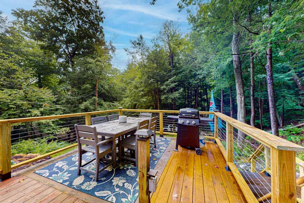 Gorgeous cabin with Pack 'n Play, private dock, lovely deck, firepit, wood stove