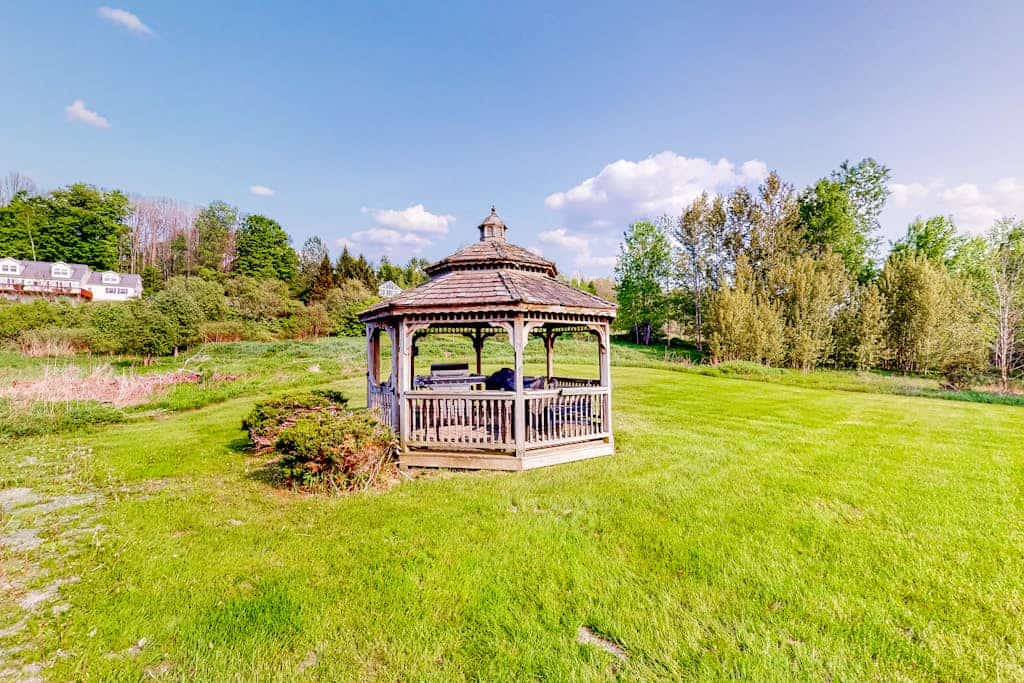 Vintage farmhouse studio with on-site hot tub - near year-round recreation