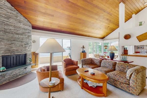 Dog-friendly, house & guest house on Lake Champlain, views, lakefront, bbq
