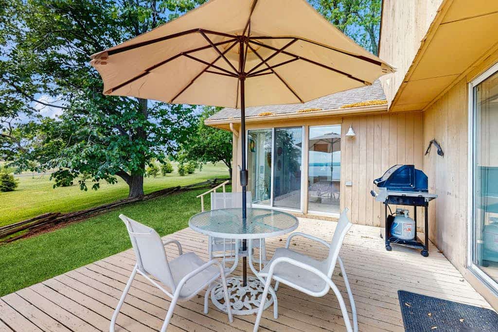 Dog-friendly, house & guest house on Lake Champlain, views, lakefront, bbq