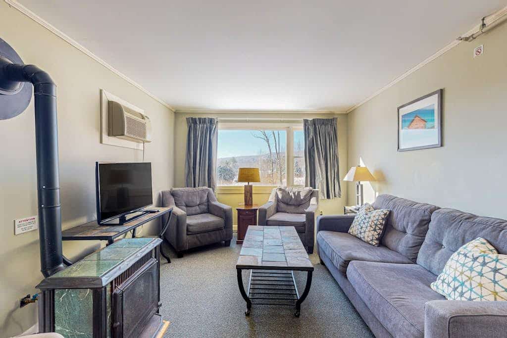 Mountain View condo at ski shuttle stop, shared pool, sauna, & gym