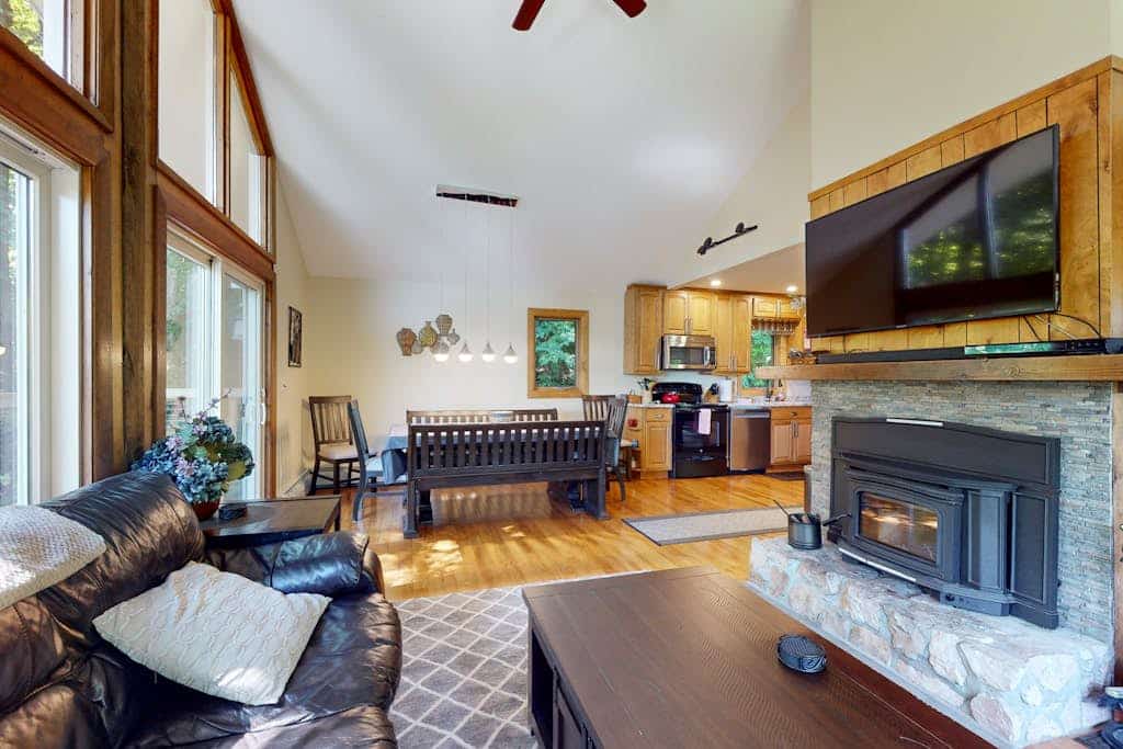 Gorgeous cabin with mountain views, near gondola & nature - walk to ski slopes