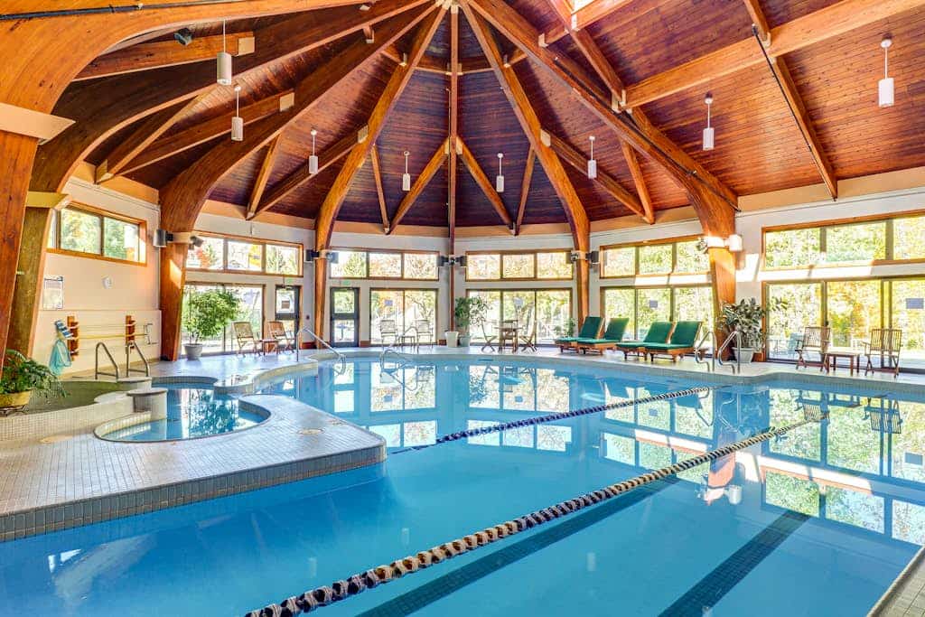 Recently updated home with shared hot tub, pool, and easy ski access