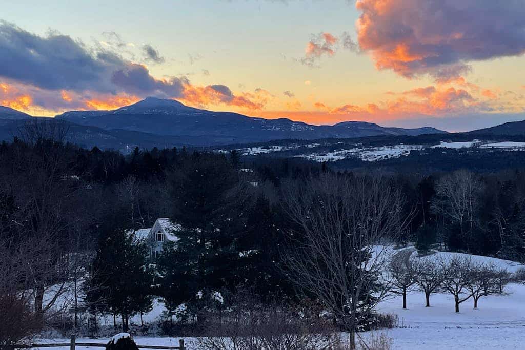 Elegant & renewed mountain-view home with private hot tub, large deck & backyard