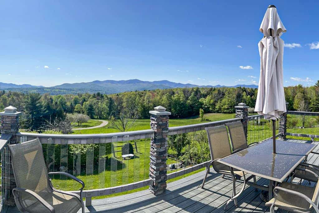 Elegant & renewed mountain-view home with private hot tub, large deck & backyard