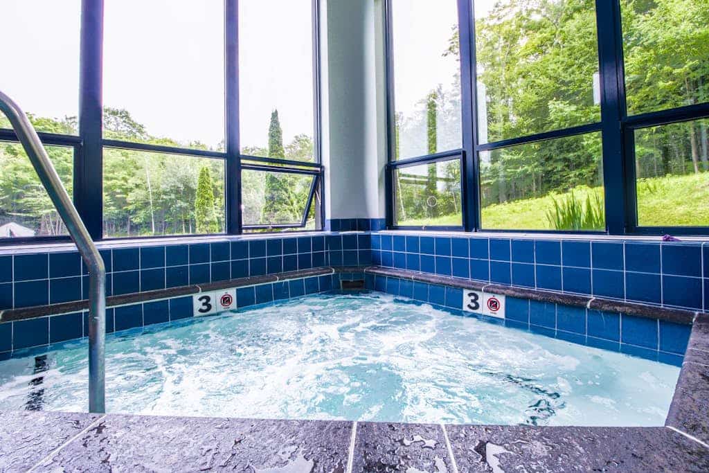 Ski-In/ski-out condo with views, pool, hot tubs, gym & tennis access