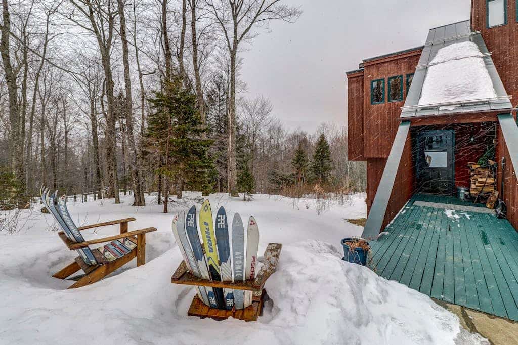 Ski home in the woods with a private hot tub & mountain views