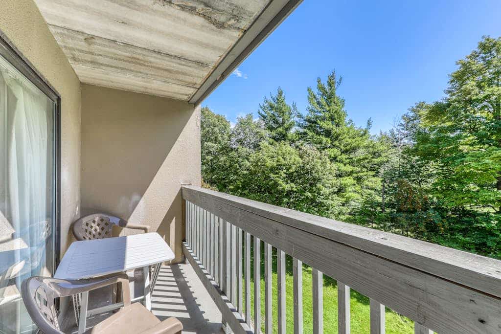 Cozy condo on ski shuttle route with free WiFi & full ktichen