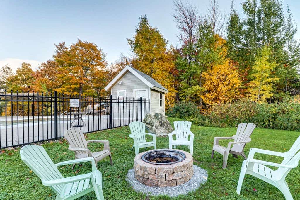 Cozy condo on ski shuttle route with free WiFi & full ktichen