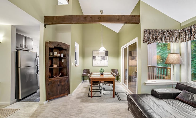 Bright condo with pool, sauna, tennis - 2 miles from Sugarbush Resort