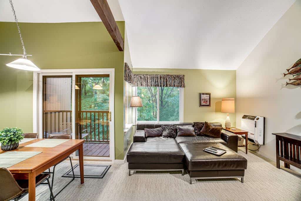 Bright condo with pool, sauna, tennis - 2 miles from Sugarbush Resort