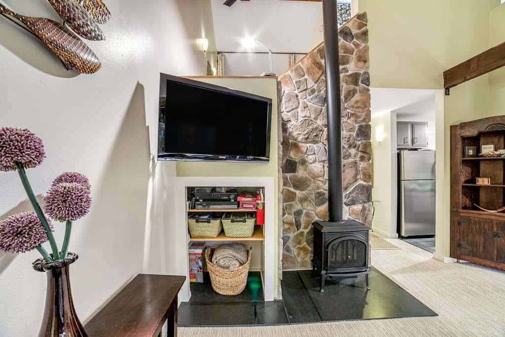 Bright condo with pool, sauna, tennis - 2 miles from Sugarbush Resort