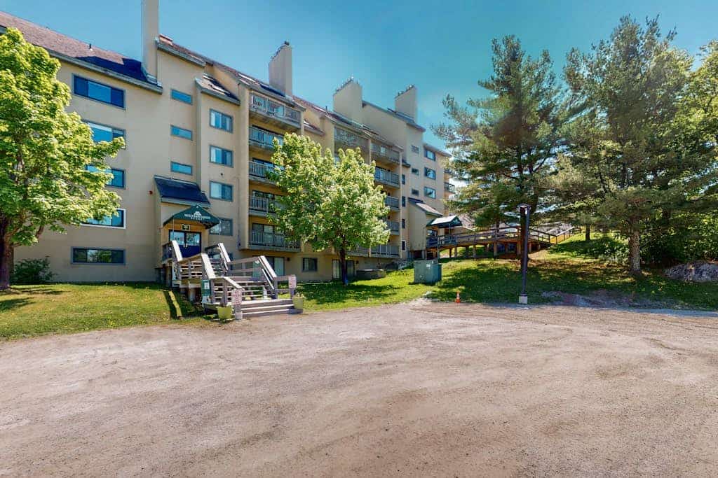 Mountain view condo with full kitchen and free WiFi