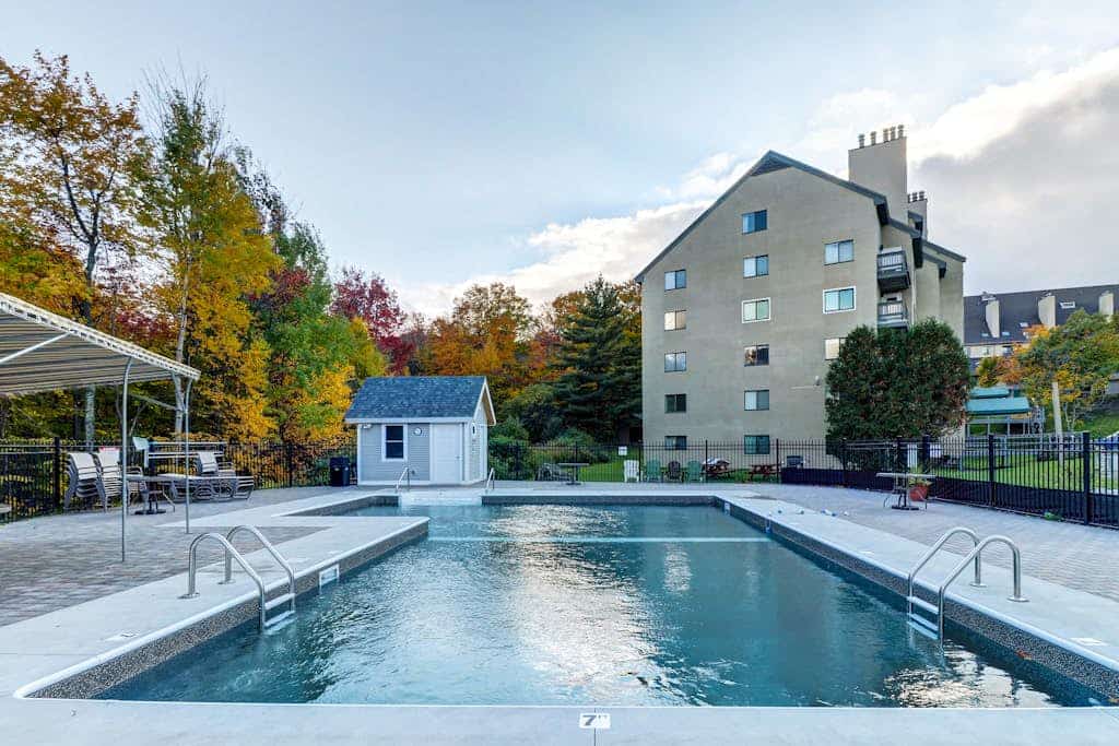 Mountain view condo with full kitchen and free WiFi