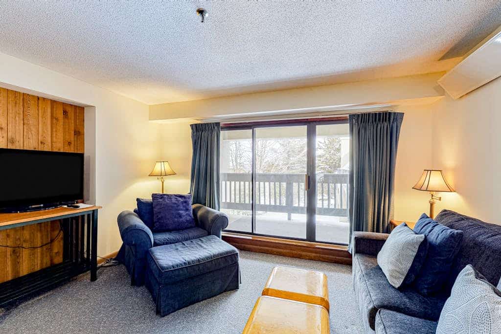 Mountain view condo with fast WiFi plus on-site amenities
