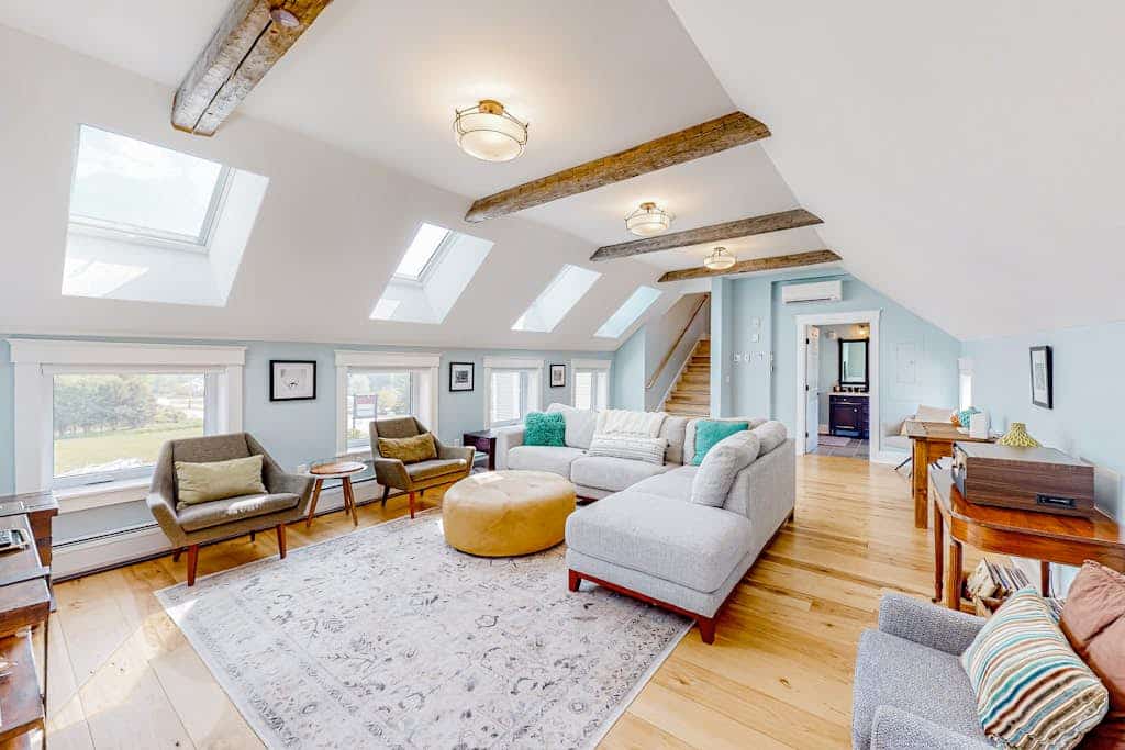 All-season escape in a vintage farmhouse with updated interior & on-site hot tub