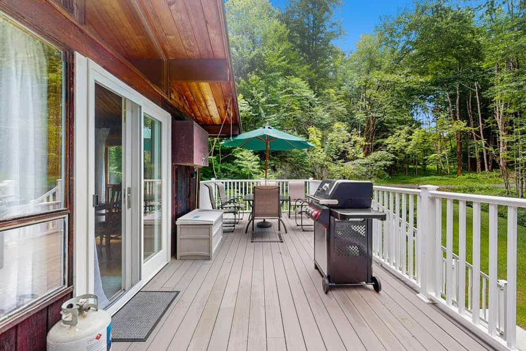 Cozy house in woods w/ gas fireplace, partial a/c, deck, bbq, w/d, wifi, kitchen