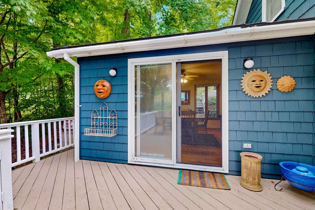 Cozy home with lake front property, views, bbq, dock, kayak, wifi, TV, w/d
