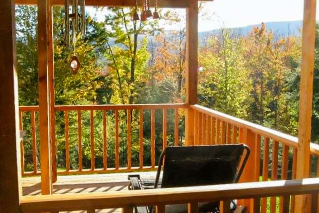 Light-filled retreat in Mad River Valley with internet & deck