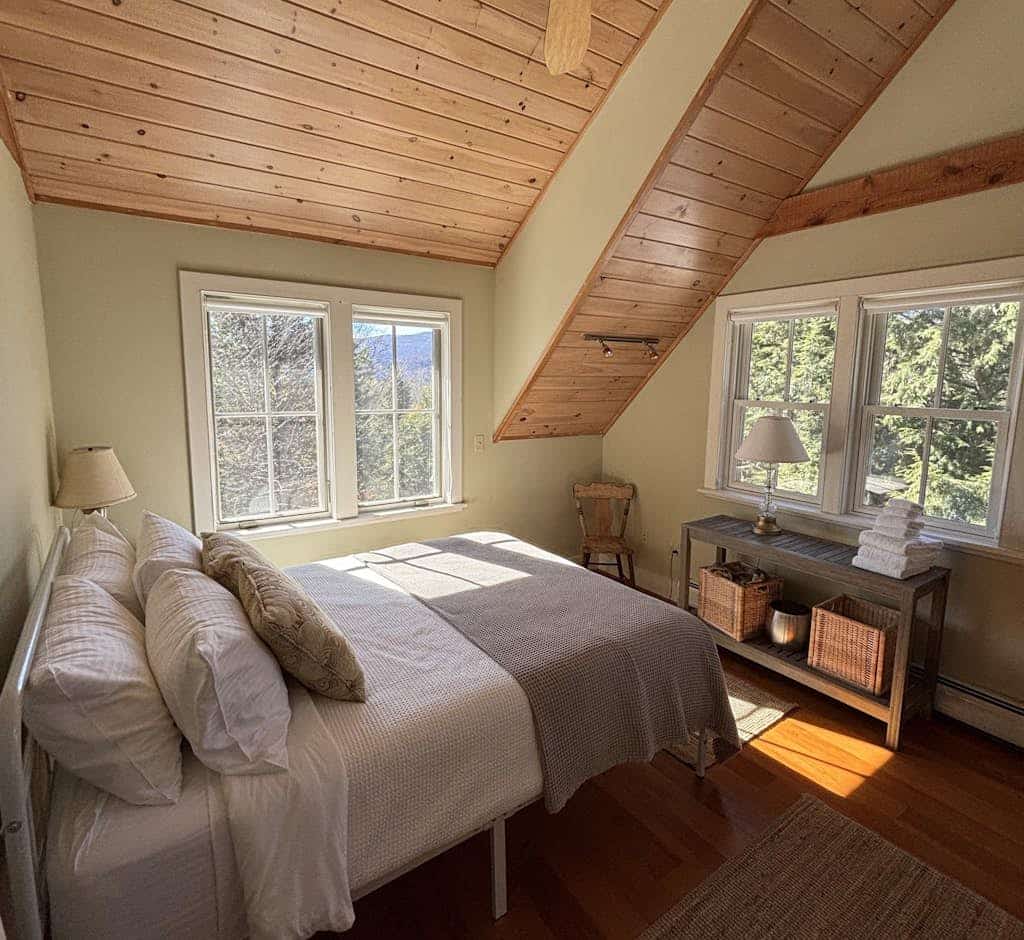 Light-filled retreat in Mad River Valley with internet & deck