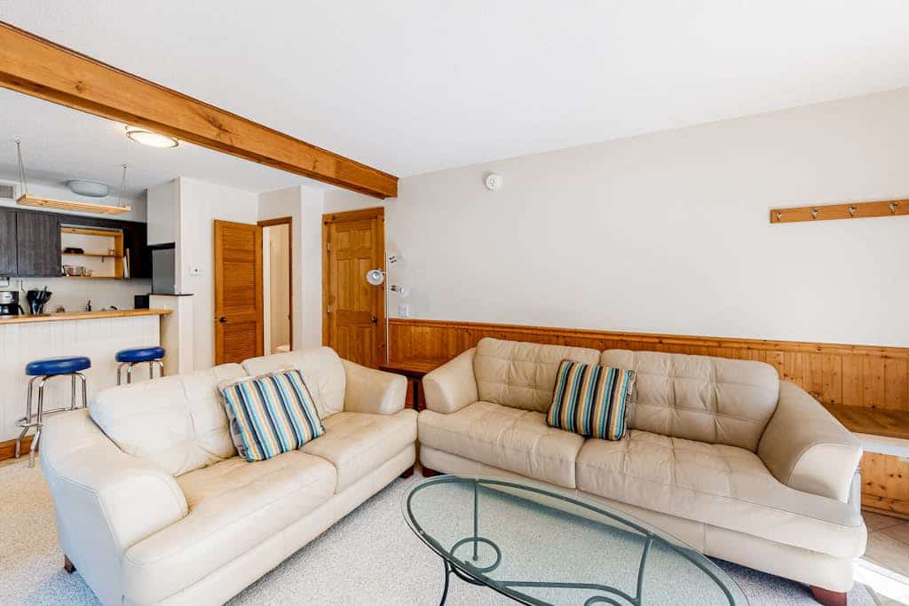 Charming mountain retreat with a full kitchen, shared gas grill, & ski views