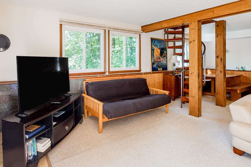 Charming mountain retreat with a full kitchen, shared gas grill, & ski views