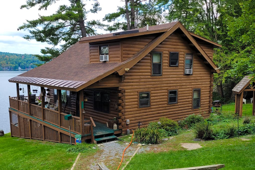 Lake Bomoseen Log Cabin