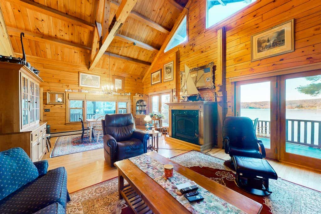 Lake Bomoseen Log Cabin