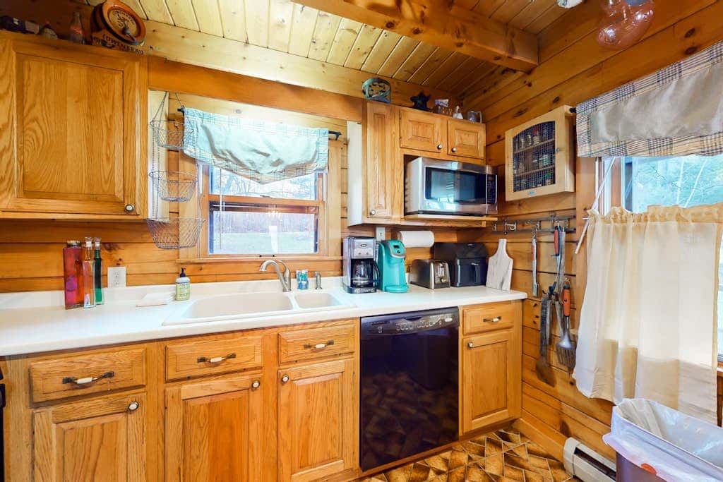 Lake Bomoseen Log Cabin