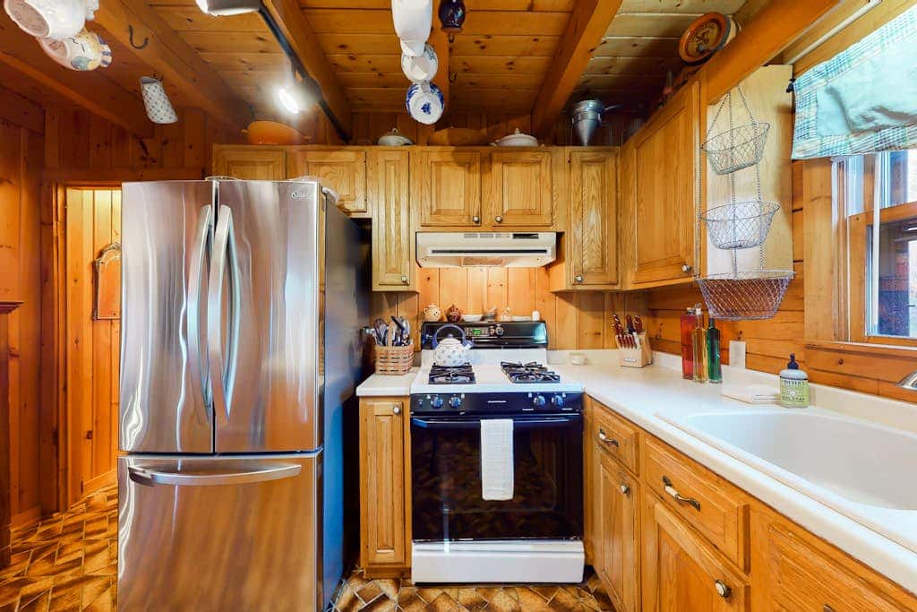 Lake Bomoseen Log Cabin