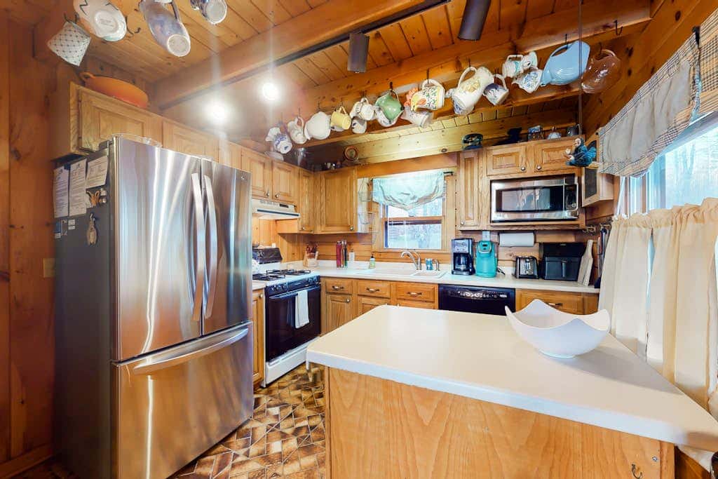 Lake Bomoseen Log Cabin