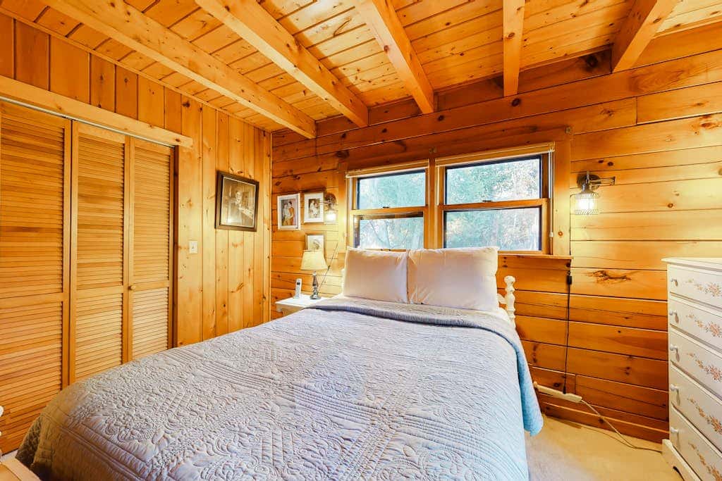 Lake Bomoseen Log Cabin