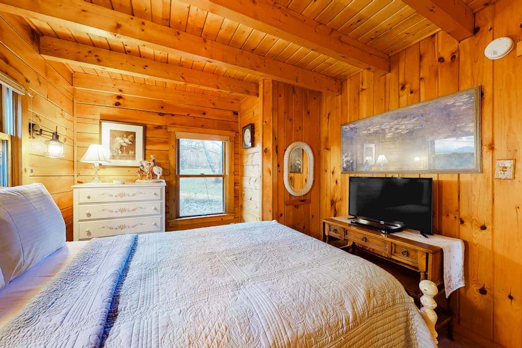 Lake Bomoseen Log Cabin