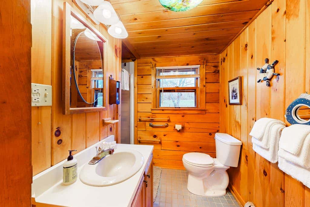 Lake Bomoseen Log Cabin
