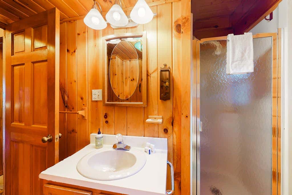 Lake Bomoseen Log Cabin