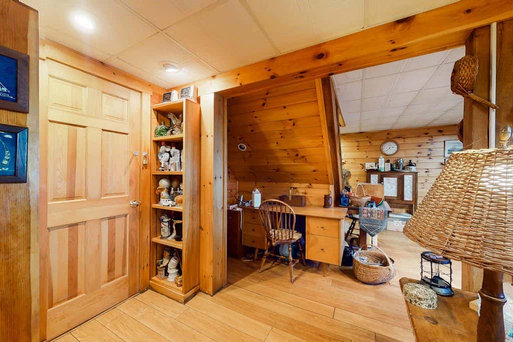 Lake Bomoseen Log Cabin