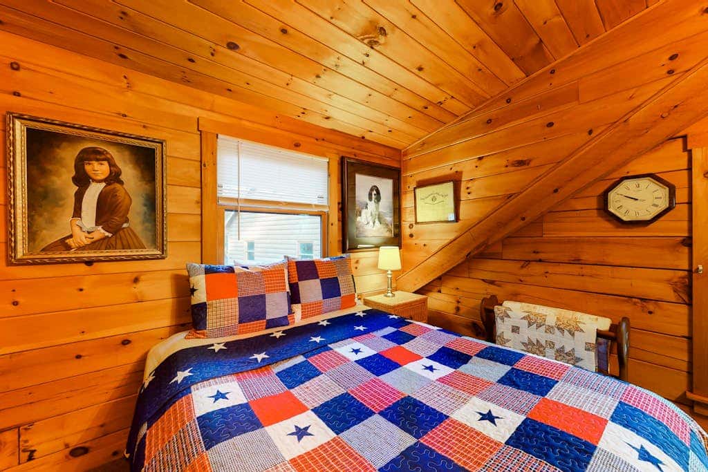 Lake Bomoseen Log Cabin