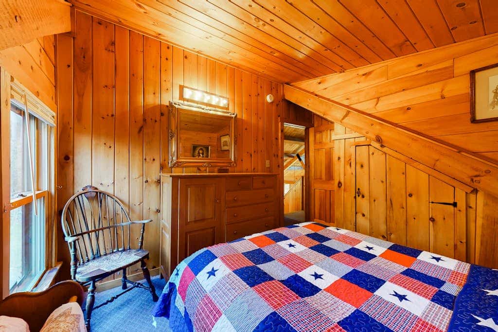 Lake Bomoseen Log Cabin