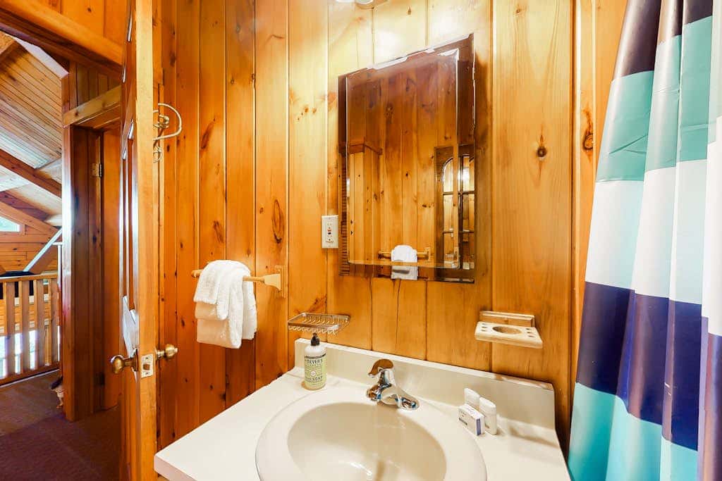 Lake Bomoseen Log Cabin