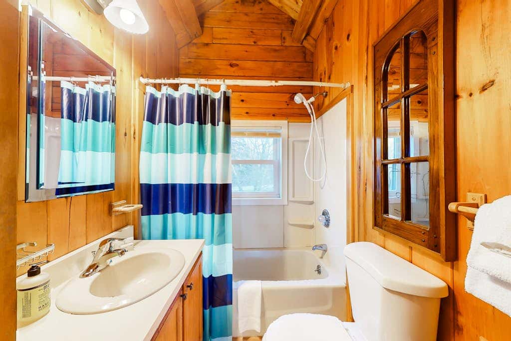 Lake Bomoseen Log Cabin