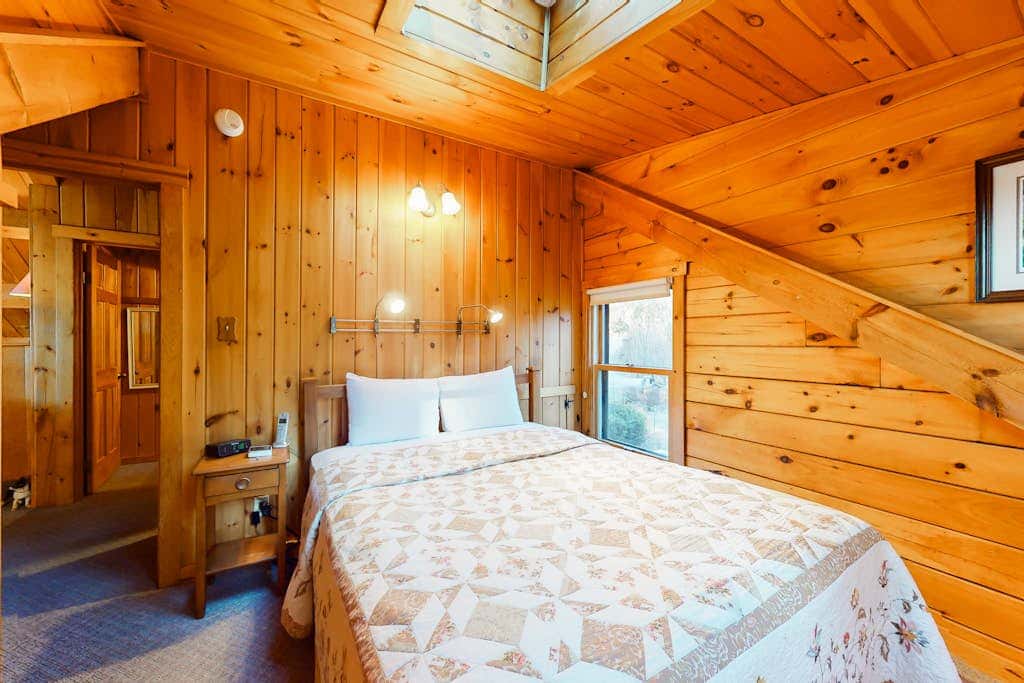 Lake Bomoseen Log Cabin