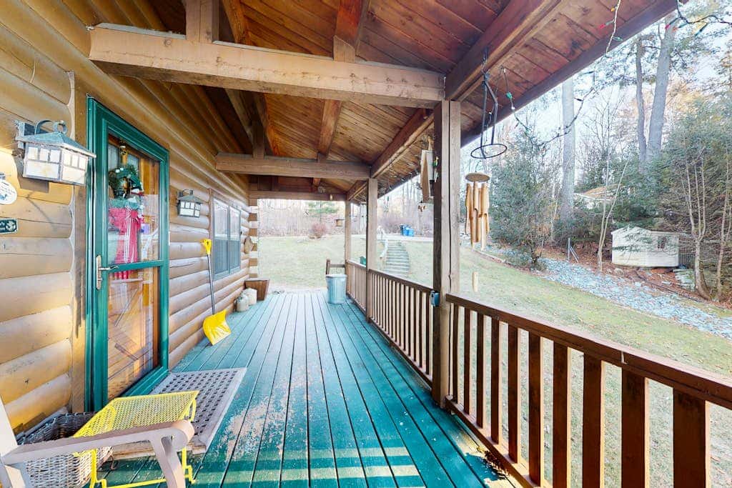 Lake Bomoseen Log Cabin