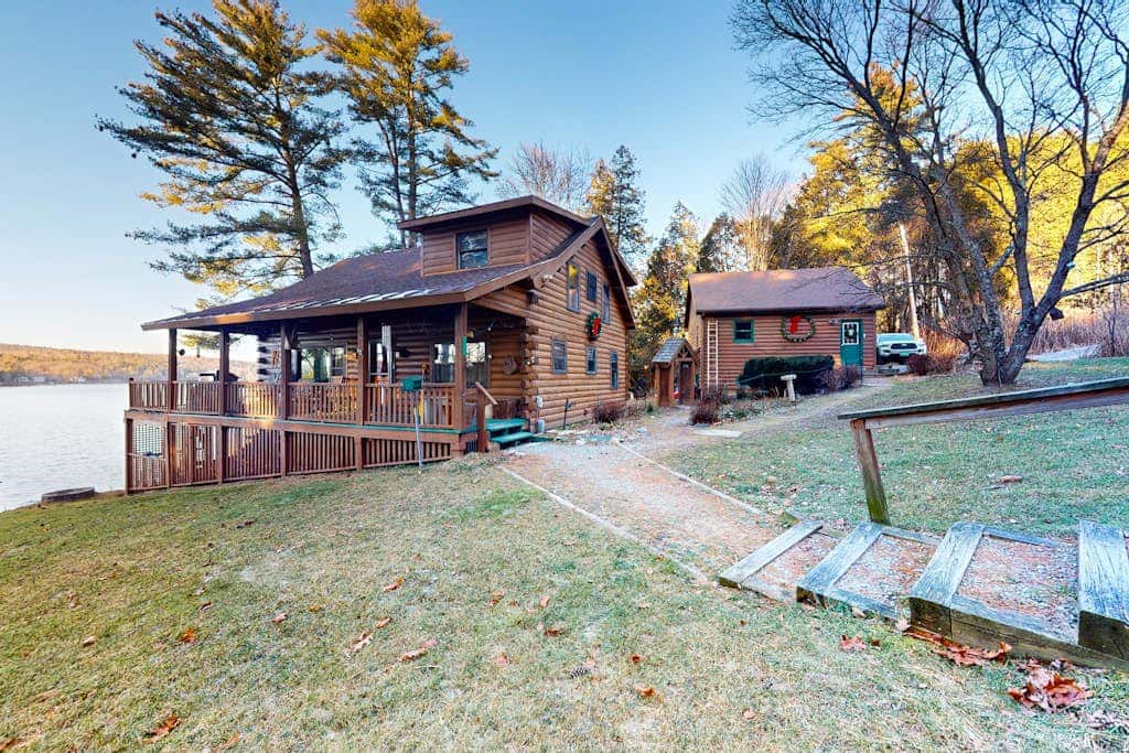 Lake Bomoseen Log Cabin