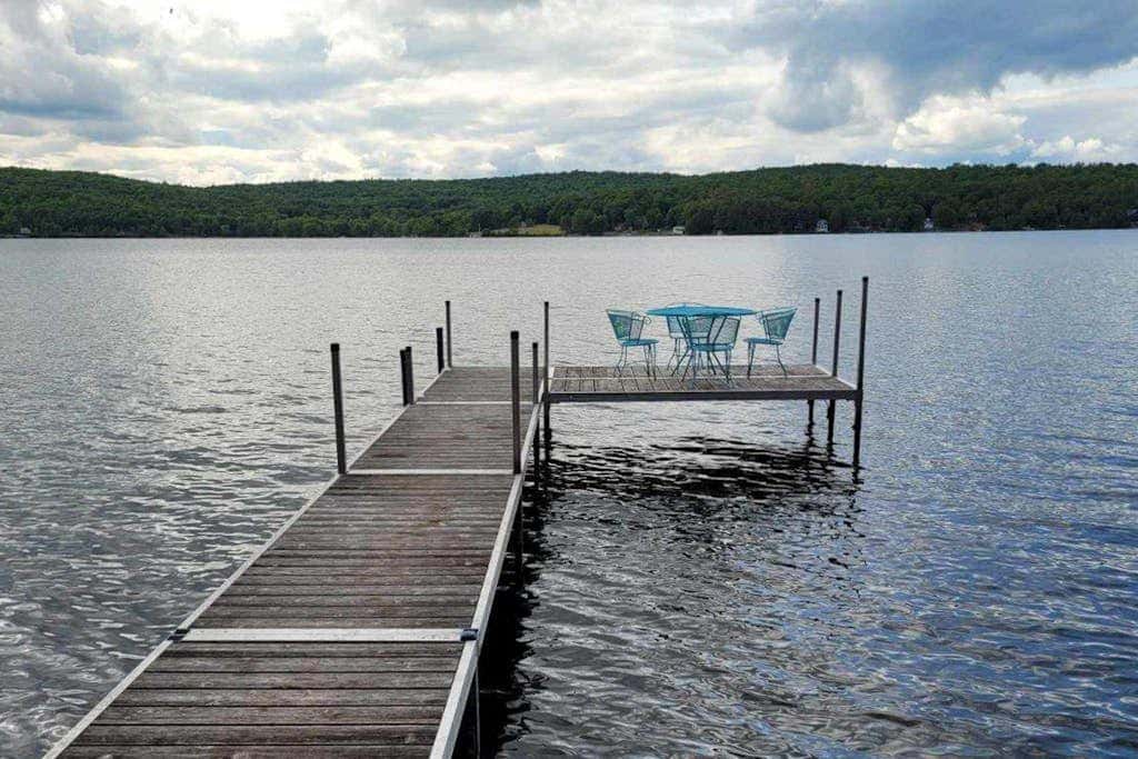 Lake Bomoseen Log Cabin