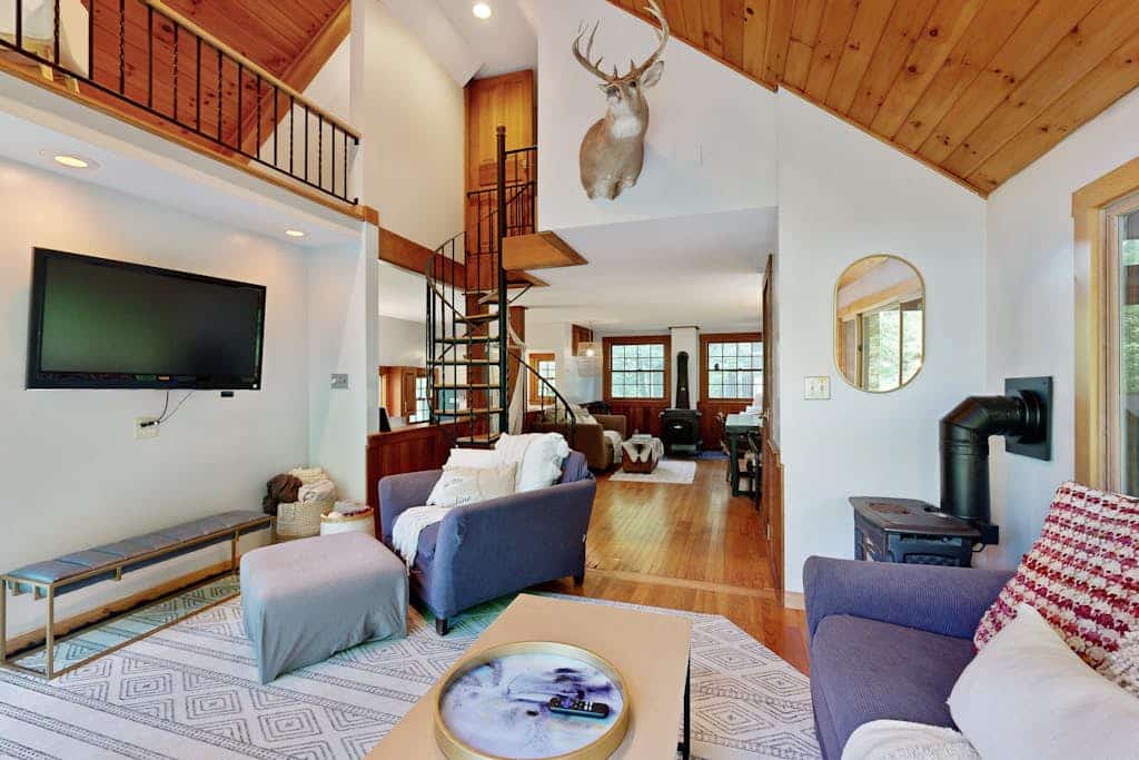 Charming waterfront 2BR house, private beach, waterfall, firepit, wifi, kayak
