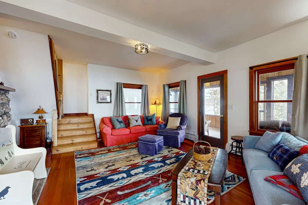 Lakeside house, waterfront views, kayak launch, wrap-around porch, w/d, wifi