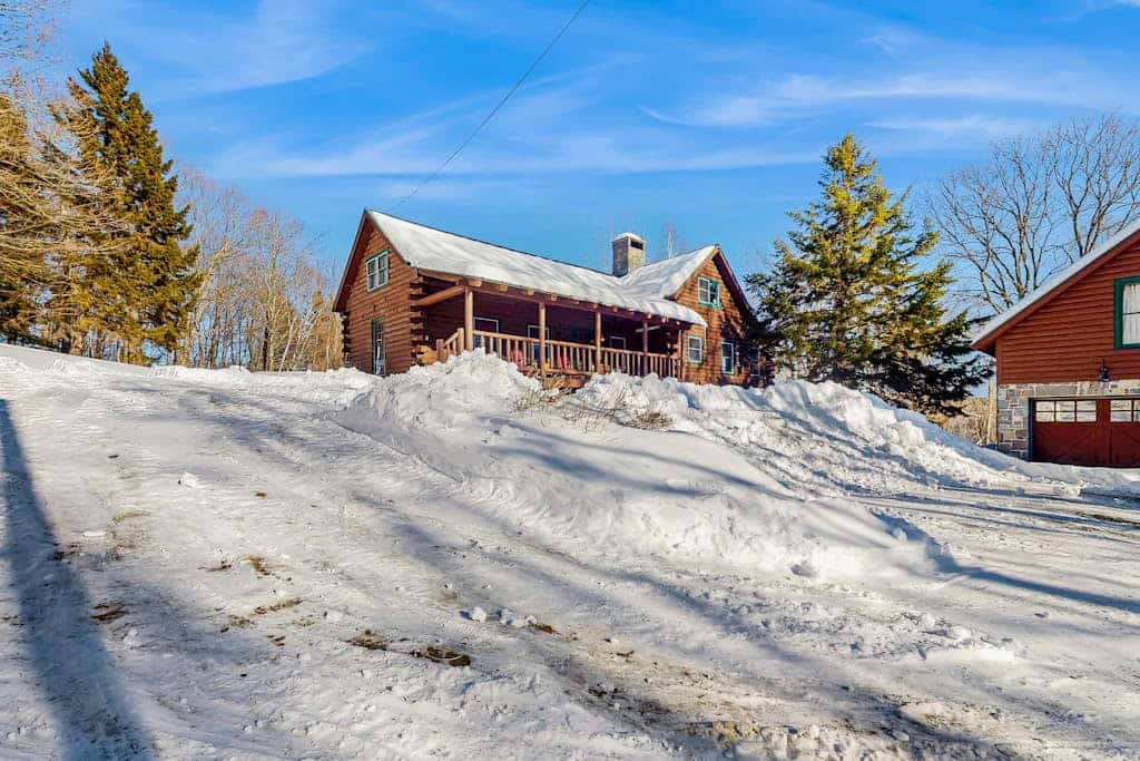 Cozy log cabin & loft, close to recreation, dog-friendly, bbq, balcony, a/c, w/d