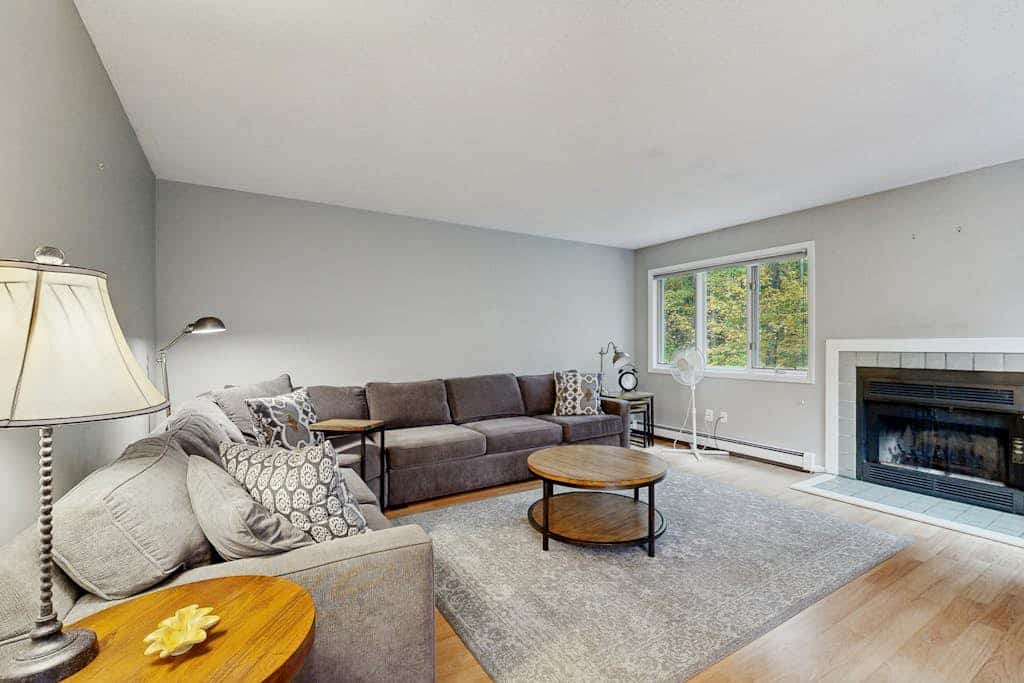 Comfortable condo w/ two fireplaces, balcony, pool, tennis, close to recreation