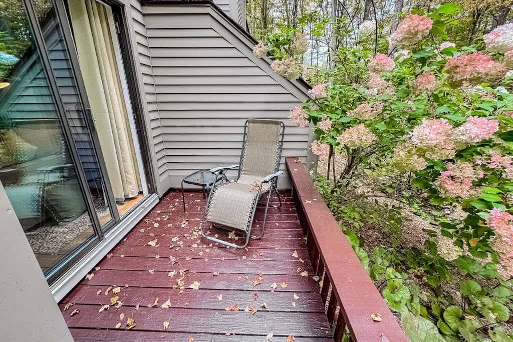 Comfortable condo w/ two fireplaces, balcony, pool, tennis, close to recreation